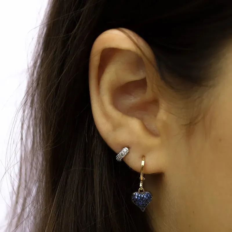 BRINCO ARGOLA COM CORAÇÃO PENDURADO CRAVEJADO AZUL - BANHADO A OURO 18K BRINCO ARGOLA COM CORAÇÃO PENDURADO CRAVEJADO AZUL - BANHADO A OURO 18K