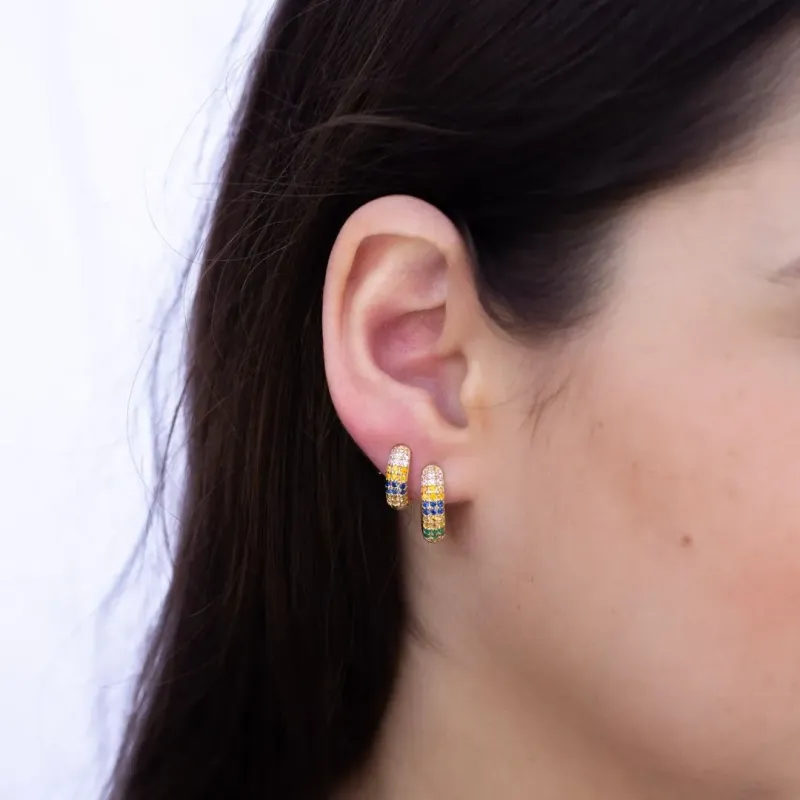 BRINCO ARGOLA  FILEIRA TRIPLA ZIRCONIA COLORS  - BANHADO A OURO 18K BRINCO ARGOLA  FILEIRA TRIPLA ZIRCONIA COLORS  - BANHADO A OURO 18K