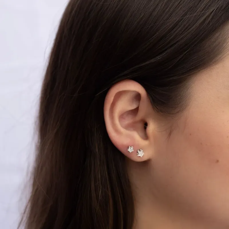 BRINCO DUPLO ESTRELA ZIRCONIA PEQUENA E MÉDIA - BANHADO A RÓDIO BRANCO BRINCO DUPLO ESTRELA ZIRCONIA PEQUENA E MÉDIA - BANHADO A RÓDIO BRANCO