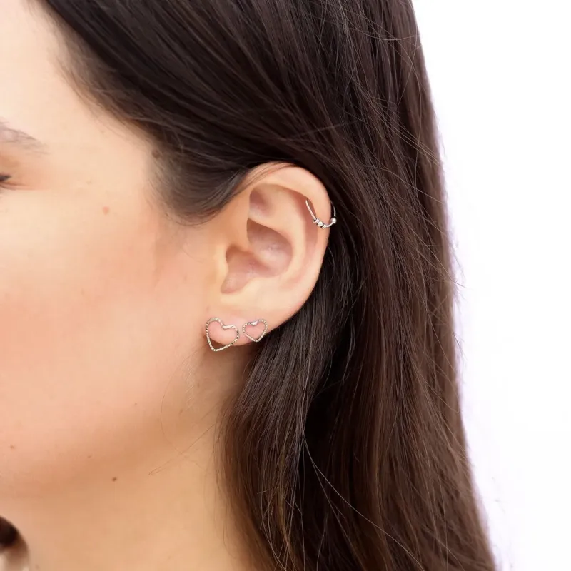 BRINCO PEQUENO CORAÇÃO MINI TRABALHADA - BANHADO A RÓDIO BRANCO BRINCO PEQUENO CORAÇÃO MINI TRABALHADA - BANHADO A RÓDIO BRANCO