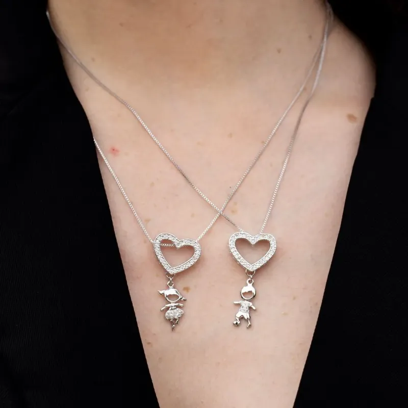 CORRENTE VENEZIANA CORAÇÃO CRAVEJADO COM MENINA PENDURADO 45CM - BANHADO A RÓDIO BRANCO CORRENTE VENEZIANA CORAÇÃO CRAVEJADO COM MENINA PENDURADO 45CM - BANHADO A RÓDIO BRANCO