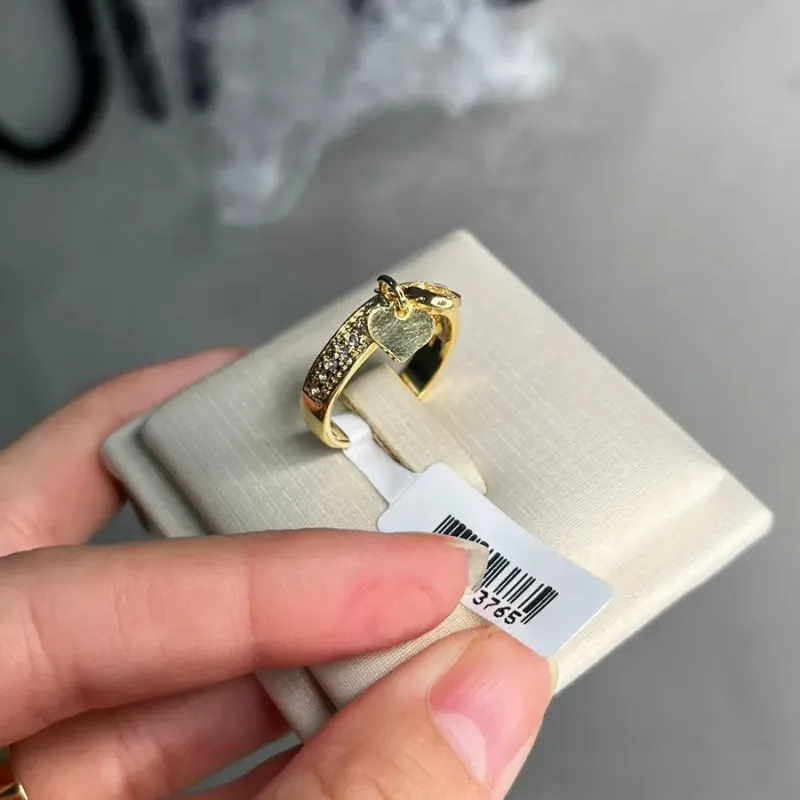 ANEL CRAVEJADO COM CORAÇÃO E PONTO DE LUZ PENDURADO Nº22- BANHADO A OURO 18K ANEL CRAVEJADO COM CORAÇÃO E PONTO DE LUZ PENDURADO Nº22- BANHADO A OURO 18K