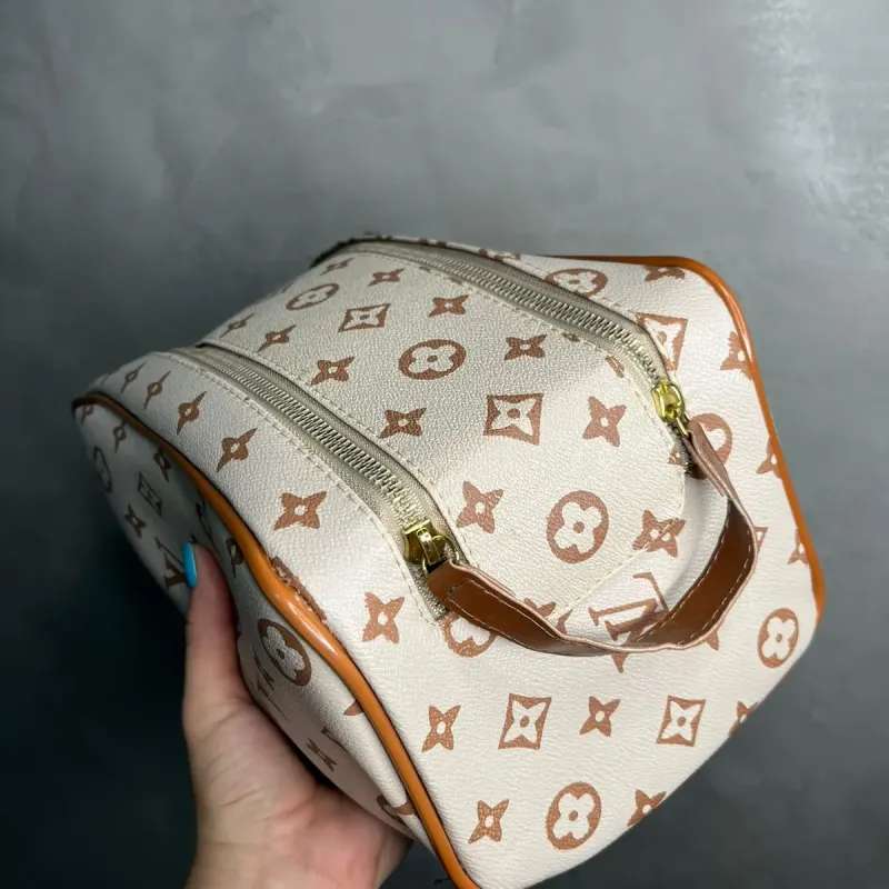 BOLSA NECESSAIRE REPLICA LV SIMBOLOS BEGE COM MARROM CLARO ZIPER DUPLO BOLSA NECESSAIRE REPLICA LV SIMBOLOS BEGE COM MARROM CLARO ZIPER DUPLO