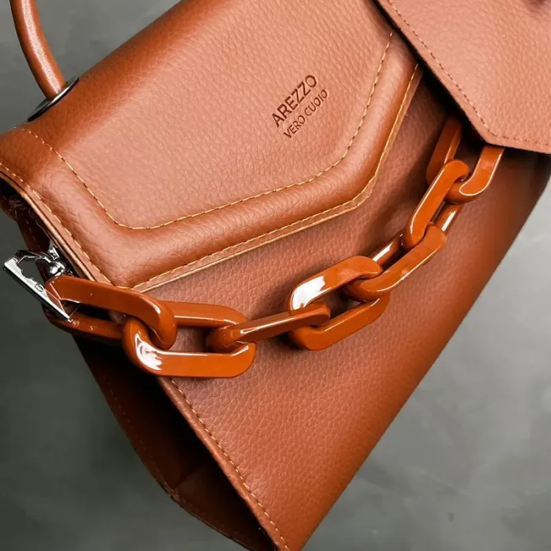 BOLSA REPLICA AREZZO MARROM COURO SINTÉTICO COM CORRENTE E ALÇA BOLSA REPLICA AREZZO MARROM COURO SINTÉTICO COM CORRENTE E ALÇA