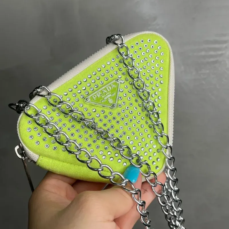 BOLSA REPLICA PRADA TECIDO COM PEDRINHA VERDE LIMA COM CORRENTE BOLSA REPLICA PRADA TECIDO COM PEDRINHA VERDE LIMA COM CORRENTE