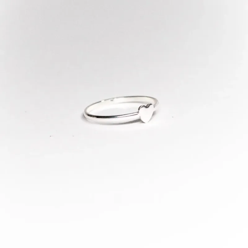 ANEL LISO COM CORAÇÃO PEQUENO LISO N14- BANHADO A RÓDIO BRANCO ANEL LISO COM CORAÇÃO PEQUENO LISO N14- BANHADO A RÓDIO BRANCO