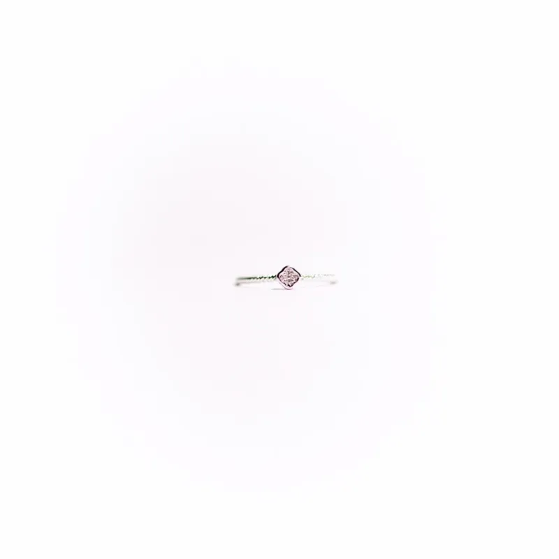 ANEL SOLITÁRIO ZIRCONIA QUADRADO COM MICRO ZIRCONIA ARO TRABALHADO Nº23  - BANHADO A RÓDIO BRANCO ANEL SOLITÁRIO ZIRCONIA QUADRADO COM MICRO ZIRCONIA ARO TRABALHADO Nº23  - BANHADO A RÓDIO BRANCO