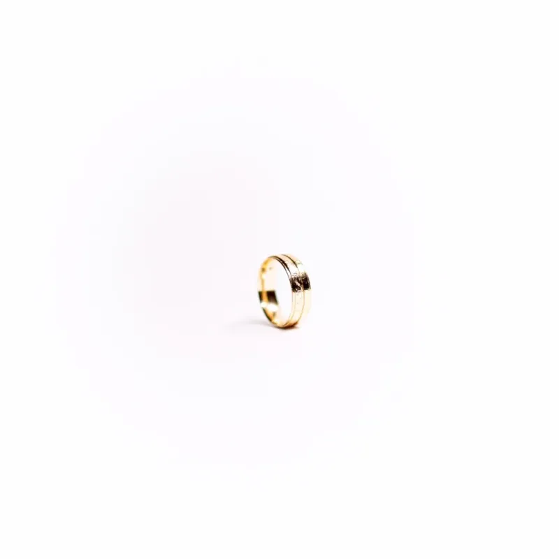 ALIANÇA FOSCA COM 3 FRISO BRILHANTE 8MM QUADRADA Nª12- BANHADO A OURO 18K ALIANÇA FOSCA COM 3 FRISO BRILHANTE 8MM QUADRADA Nª12- BANHADO A OURO 18K