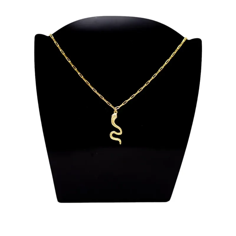 CORRENTE CARTHIE COM PINGENTE COBRA LISA COM EXTENSOR - BANHADO A OURO 18K CORRENTE CARTHIE COM PINGENTE COBRA LISA COM EXTENSOR - BANHADO A OURO 18K