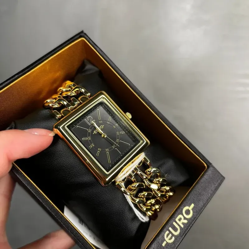 RELÓGIO EURO FEMININO DOURADO COM INTERIOR PRETO E PULSEIRA DUPLA GRUMET EU2035YTS4P- COR DOURADA RELÓGIO EURO FEMININO DOURADO COM INTERIOR PRETO E PULSEIRA DUPLA GRUMET EU2035YTS4P- COR DOURADA
