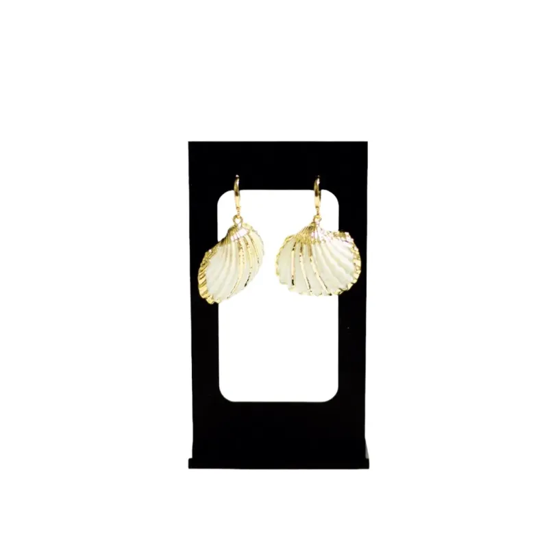 BRINCO ARGOLA CONCHA COM DETALHES FOLHA DE OURO- BANHADO A OURO 18K BRINCO ARGOLA CONCHA COM DETALHES FOLHA DE OURO- BANHADO A OURO 18K