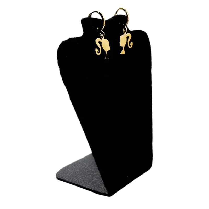 BRINCO ARGOLA PEQUENO COM CABEÇA BARBIE  PENDURADO - BANHADO A OURO 18K BRINCO ARGOLA PEQUENO COM CABEÇA BARBIE  PENDURADO - BANHADO A OURO 18K