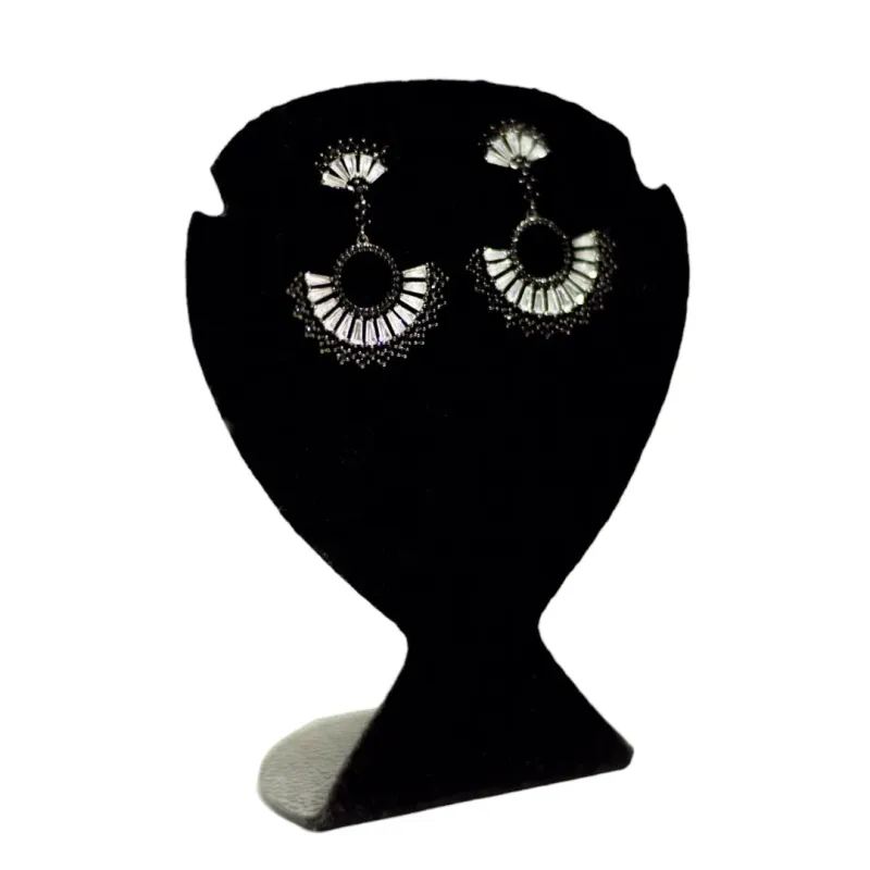 BRINCO MÉDIO LEQUE COM ZIRCONIA NEGRA E CRISTAL - BANHADO A RÓDIO NEGRO BRINCO MÉDIO LEQUE COM ZIRCONIA NEGRA E CRISTAL - BANHADO A RÓDIO NEGRO