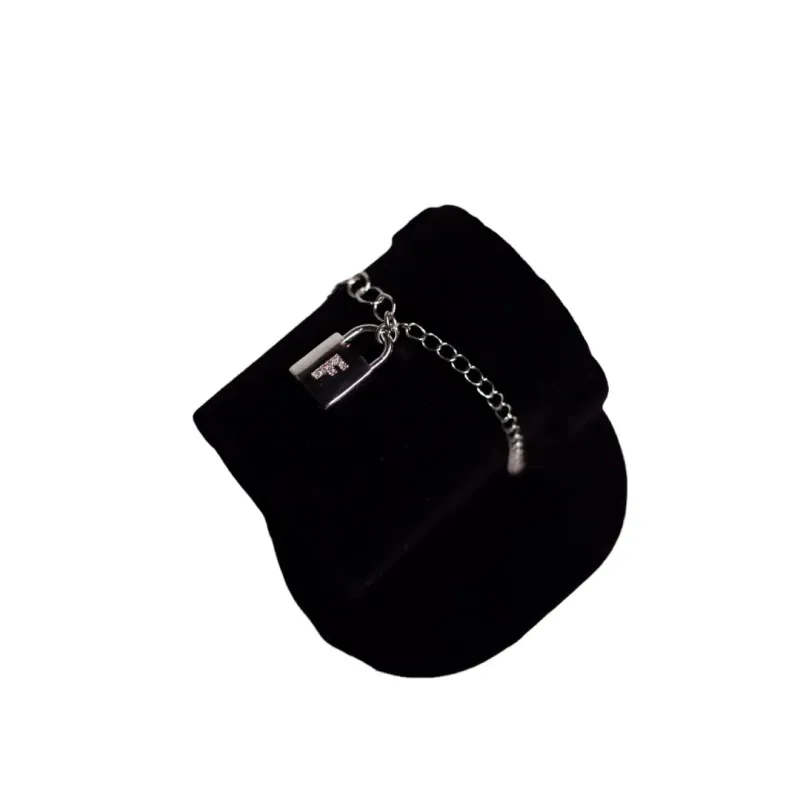 PULSEIRA ELO PORTUGUÊS COM PINGENTE CADEADO COM INICIAL F- BANHADO A RÓDIO BRANCO PULSEIRA ELO PORTUGUÊS COM PINGENTE CADEADO COM INICIAL F- BANHADO A RÓDIO BRANCO