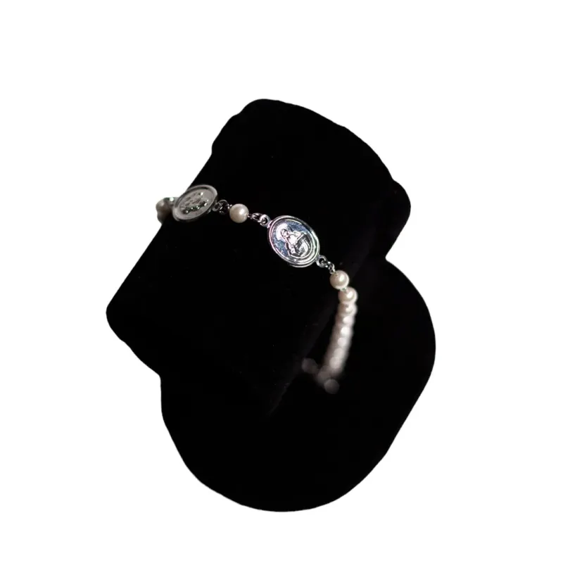 PULSEIRA TERÇO COM PÉROLAS INTEIRA MÉDIA COM 2 PLACAS DE SANTO DEITADA - BANHADO A RÓDIO BRANCO PULSEIRA TERÇO COM PÉROLAS INTEIRA MÉDIA COM 2 PLACAS DE SANTO DEITADA - BANHADO A RÓDIO BRANCO