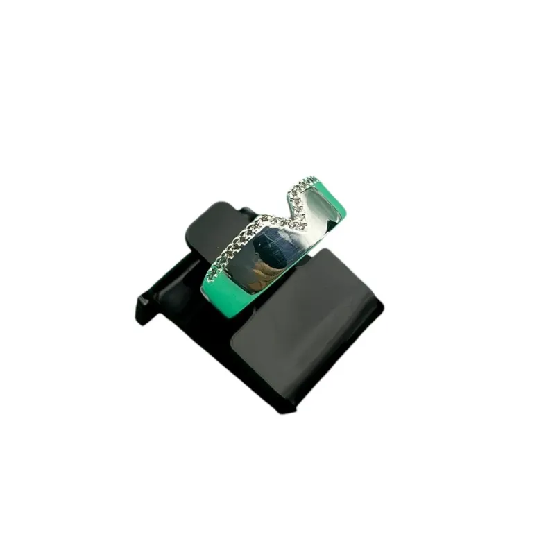 ANEL LARGO TIPO ALIANÇA COM DETALHE EM V E CRAVAÇÃO DE MICRO ZIRCÔNIA CRISTAL Nº 21- BANHADO A PRATA 925 ANEL LARGO TIPO ALIANÇA COM DETALHE EM V E CRAVAÇÃO DE MICRO ZIRCÔNIA CRISTAL Nº 21- BANHADO A PRATA 925