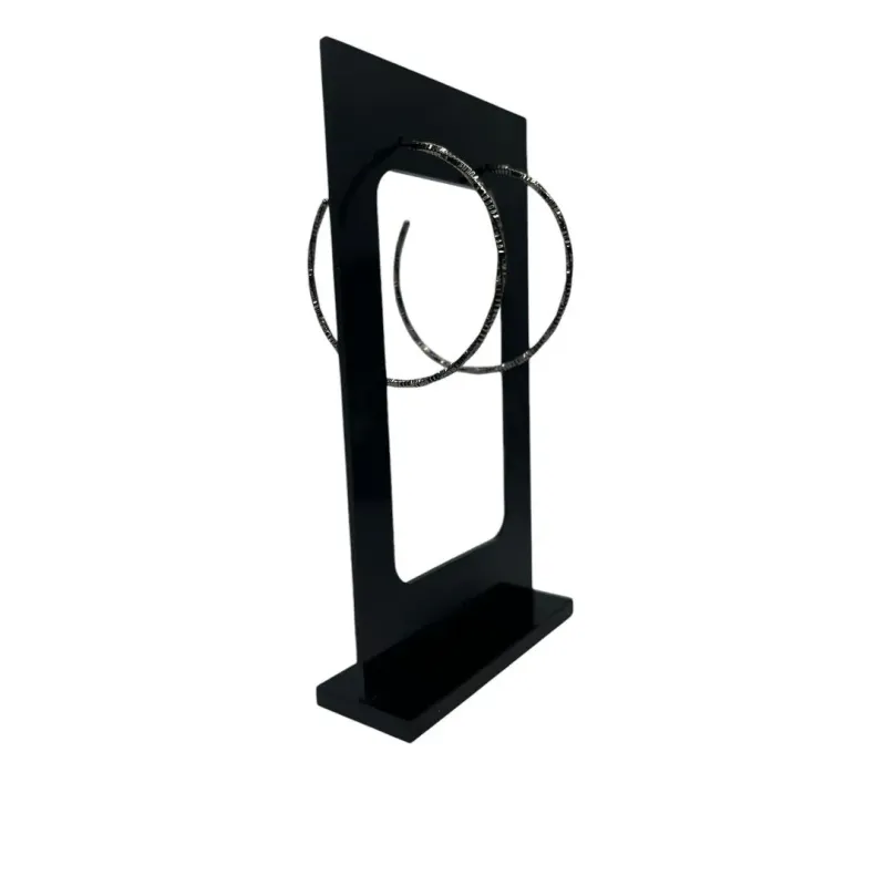 BRINCO ARGOLA MÉDIA LISA TORCIDA TRABALHADO RISCO - BANHADO A RÓDIO NEGRO BRINCO ARGOLA MÉDIA LISA TORCIDA TRABALHADO RISCO - BANHADO A RÓDIO NEGRO