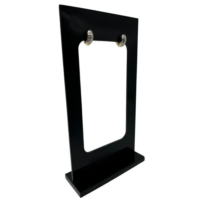 BRINCO ARGOLA REDONDA LISA PEQUENO COM APLICAÇÃO DE RÓDIO BRANCO - BANHADO A OURO 18K BRINCO ARGOLA REDONDA LISA PEQUENO COM APLICAÇÃO DE RÓDIO BRANCO - BANHADO A OURO 18K