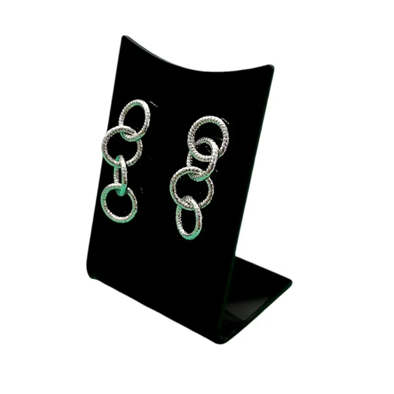 BRINCO COM ARGOLAS QUADRUPLAS TRABALHADA. - BANHADO A RÓDIO BRANCO BRINCO COM ARGOLAS QUADRUPLAS TRABALHADA. - BANHADO A RÓDIO BRANCO