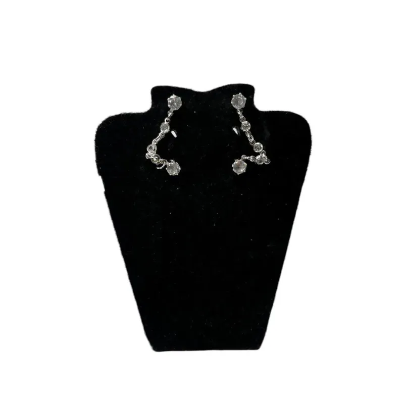 BRINCO FURO DUPLO COM PONTO DE LUZ CRISTAL- BANHADO A RÓDIO  BRANCO BRINCO FURO DUPLO COM PONTO DE LUZ CRISTAL- BANHADO A RÓDIO  BRANCO