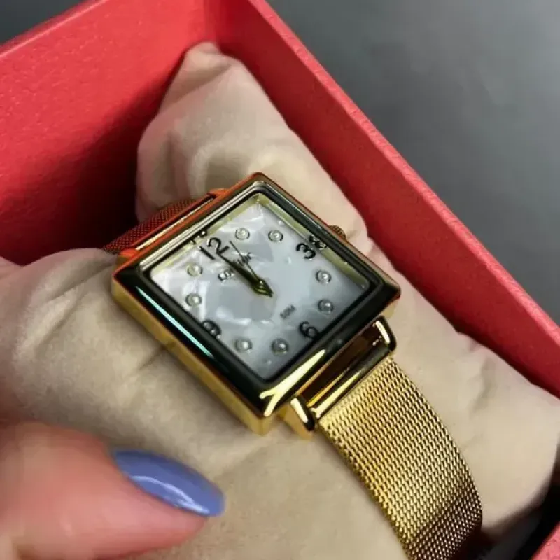 RELÓGIO CONDOR FEMININO QUADRADO DOURADO PULSEIRA EM AÇO ESTEIRA  INTERIOR MADREPÉROLA COM MINI PÉROLAS - COR DOURADO RELÓGIO CONDOR FEMININO QUADRADO DOURADO PULSEIRA EM AÇO ESTEIRA  INTERIOR MADREPÉROLA COM MINI PÉROLAS - COR DOURADO