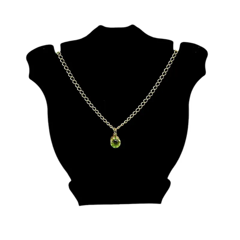 TORNOZELEIRA ELO GRUMET FINO COM MEDALHA  CORAÇÃO VAZADO PEQUENO E PONTO DE LUZ VERDE- BANHADO A OURO 18K TORNOZELEIRA ELO GRUMET FINO COM MEDALHA  CORAÇÃO VAZADO PEQUENO E PONTO DE LUZ VERDE- BANHADO A OURO 18K