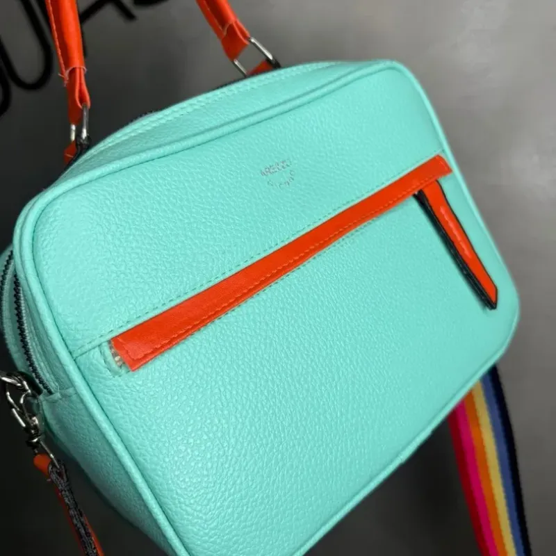 BOLSA REPLICA ARREZO COURO SINTETICO VERDE AGUA E LARANJA ACOMPANHA ALÇA TRANVESAL COLORIDA BOLSA REPLICA ARREZO COURO SINTETICO VERDE AGUA E LARANJA ACOMPANHA ALÇA TRANVESAL COLORIDA