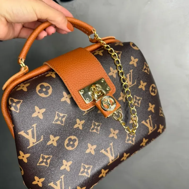 BOLSA REPLICA LV BAU COURO SINTETICO MARROM COM CADEADO ACOMPANHA ALÇA TRASVERSAL BOLSA REPLICA LV BAU COURO SINTETICO MARROM COM CADEADO ACOMPANHA ALÇA TRASVERSAL