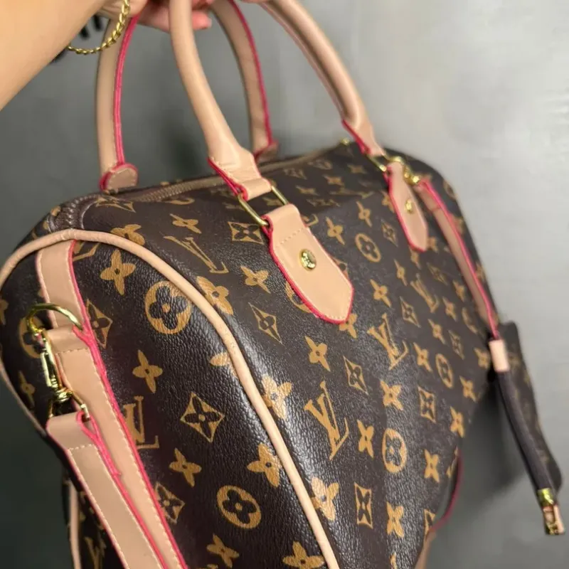 BOLSA REPLICA LV COURO SINTETICO MARROM ACOMPANHA MINI BOLSINHA BOLSA REPLICA LV COURO SINTETICO MARROM ACOMPANHA MINI BOLSINHA