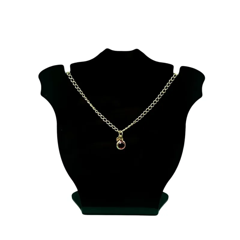 TORNOZELEIRA ELO GRUMET FINO COM CORAÇÃO LISO PEQUENO E PONTO DE LUZ VERMELHO- BANHADO A OURO 18K TORNOZELEIRA ELO GRUMET FINO COM CORAÇÃO LISO PEQUENO E PONTO DE LUZ VERMELHO- BANHADO A OURO 18K