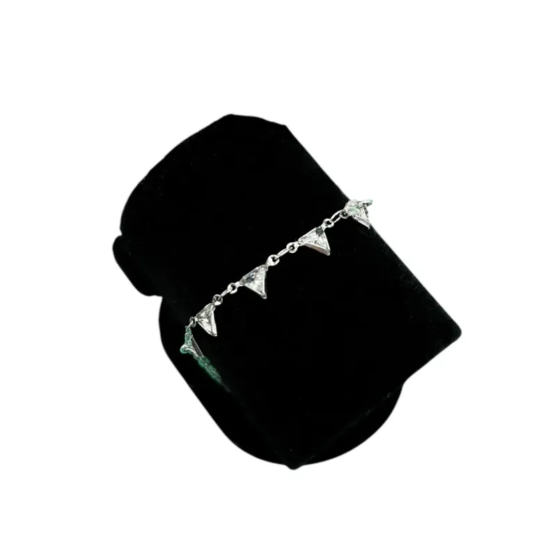 PULSEIRA ELO GRUMET FINO COM SEQUENCIA  DE 5 TRIANGULO ZIRCONIA CRISTAL  - BANHADO A RODIO BRANCO PULSEIRA ELO GRUMET FINO COM SEQUENCIA  DE 5 TRIANGULO ZIRCONIA CRISTAL  - BANHADO A RODIO BRANCO