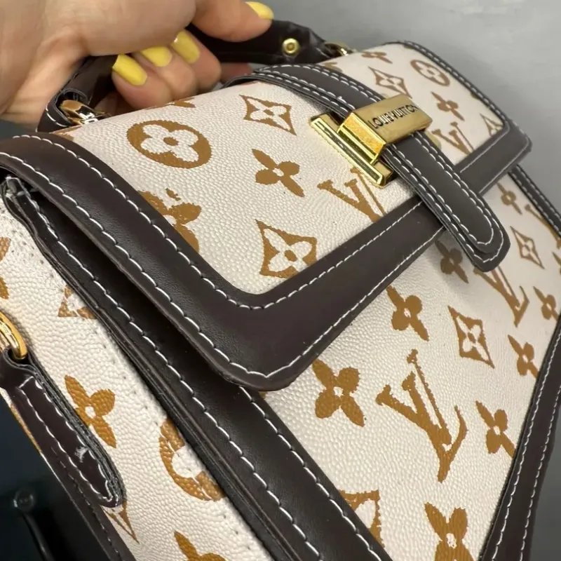 BOLSA REPLICA LV COURO SINTETICO TIPO CARTA MARROM COSTURADO COM DESENHOS DO LOGO BEGE ACOMPANHA ALÇA BOLSA REPLICA LV COURO SINTETICO TIPO CARTA MARROM COSTURADO COM DESENHOS DO LOGO BEGE ACOMPANHA ALÇA
