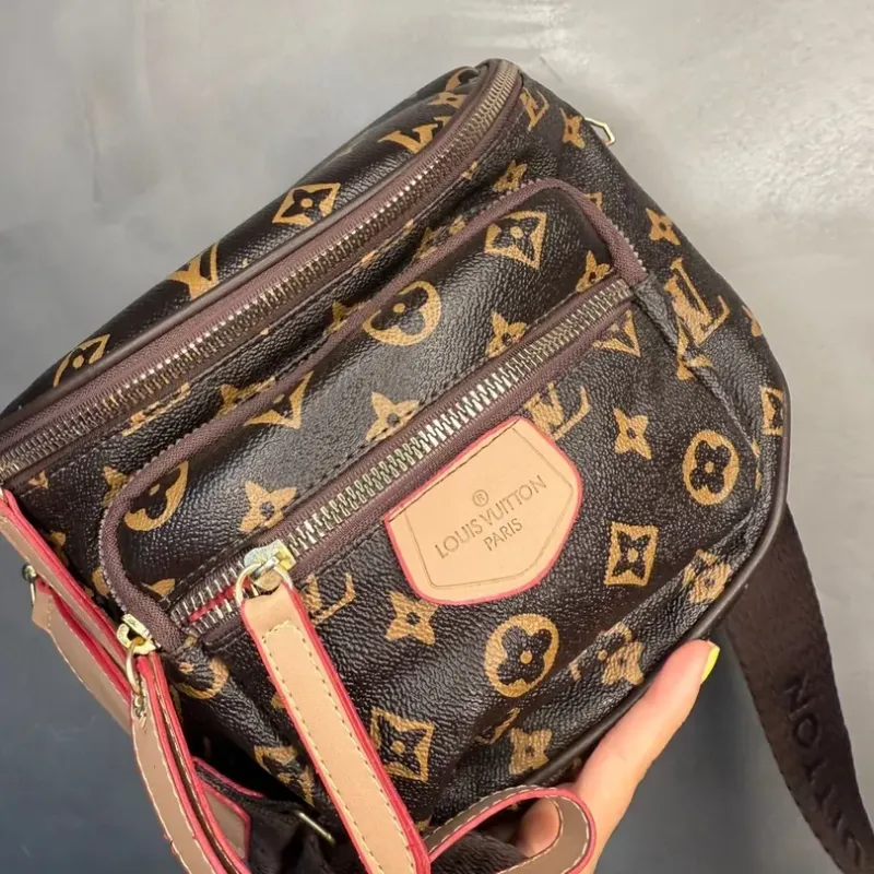 BOLSA REPLICA LV COURO SINTETICO TIPO POCHETE MARROM COM DESENHOS DO LOGO ACOMPANHA ALÇA BOLSA REPLICA LV COURO SINTETICO TIPO POCHETE MARROM COM DESENHOS DO LOGO ACOMPANHA ALÇA
