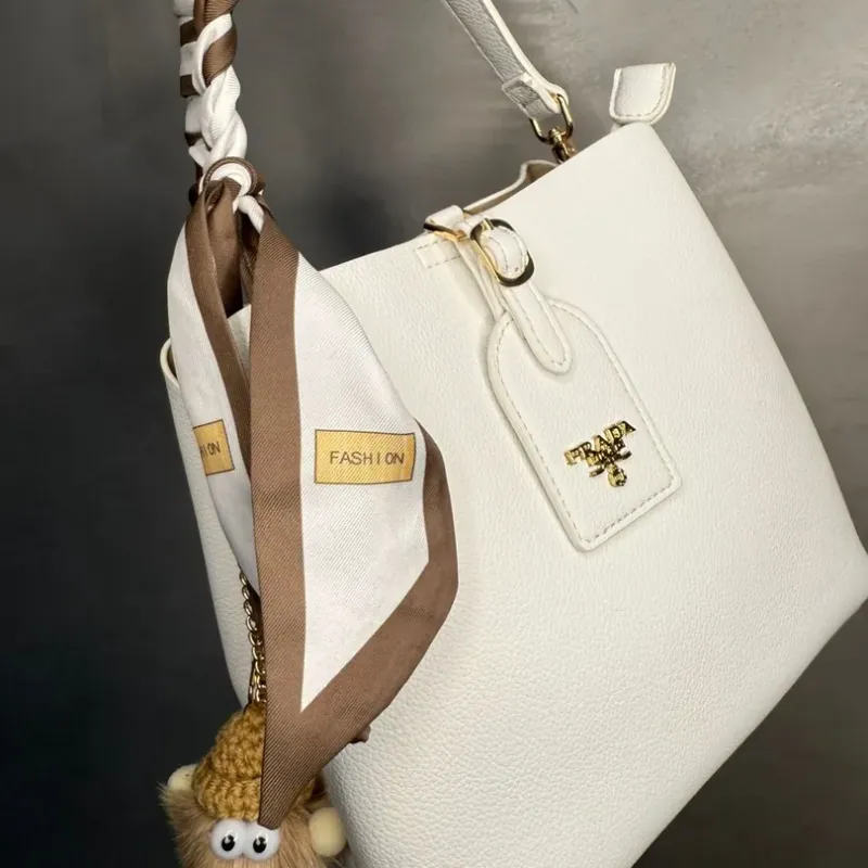 BOLSA REPLICA PRADA SACO OFF COM LAÇO SETIM E CHAVEIRO C/ ALÇA BOLSA REPLICA PRADA SACO OFF COM LAÇO SETIM E CHAVEIRO C/ ALÇA