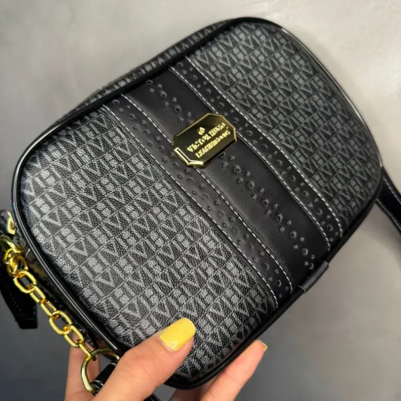 BOLSA REPLICA VICTOR HUGO COURO SINTETICO PRETA COM ESCRITO  C/ ALÇA BOLSA REPLICA VICTOR HUGO COURO SINTETICO PRETA COM ESCRITO  C/ ALÇA