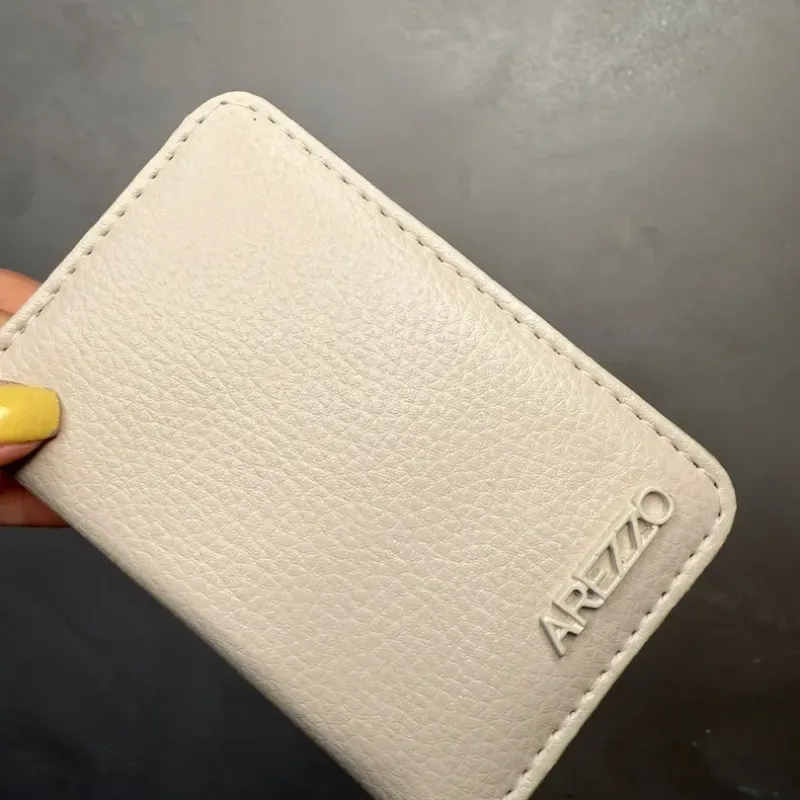 PORTA CARTÃO REPLICA AREZZO COURO SINTETICO BEGE COM ESCRITO EM METAL POR DENTRO EM SEDA PORTA CARTÃO REPLICA AREZZO COURO SINTETICO BEGE COM ESCRITO EM METAL POR DENTRO EM SEDA