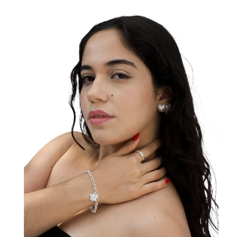 ANEL COM SEQUENCIA DE CORAÇÃO VAZADO E CORAÇÃO CENTRAL  COM MICRO ZIRCONIA CRISTAL Nº19 - BANHADO A PRATA 925 ANEL COM SEQUENCIA DE CORAÇÃO VAZADO E CORAÇÃO CENTRAL  COM MICRO ZIRCONIA CRISTAL Nº19 - BANHADO A PRATA 925