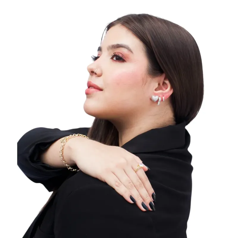 ANEL SOLITARIO COM CORAÇOES VAZADOS LISO E PEDRA CENTRAL ZIRCONIA CRISTAL CORAÇÃO Nº 17- BANHADO A OURO 18K ANEL SOLITARIO COM CORAÇOES VAZADOS LISO E PEDRA CENTRAL ZIRCONIA CRISTAL CORAÇÃO Nº 17- BANHADO A OURO 18K