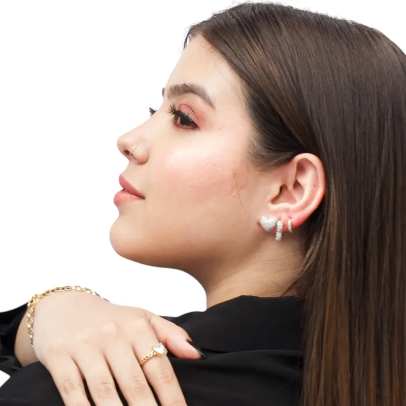 ANEL SOLITARIO COM CORAÇOES VAZADOS LISO E PEDRA CENTRAL ZIRCONIA CRISTAL CORAÇÃO Nº 23 BANHADO A OURO 18K ANEL SOLITARIO COM CORAÇOES VAZADOS LISO E PEDRA CENTRAL ZIRCONIA CRISTAL CORAÇÃO Nº 23 BANHADO A OURO 18K