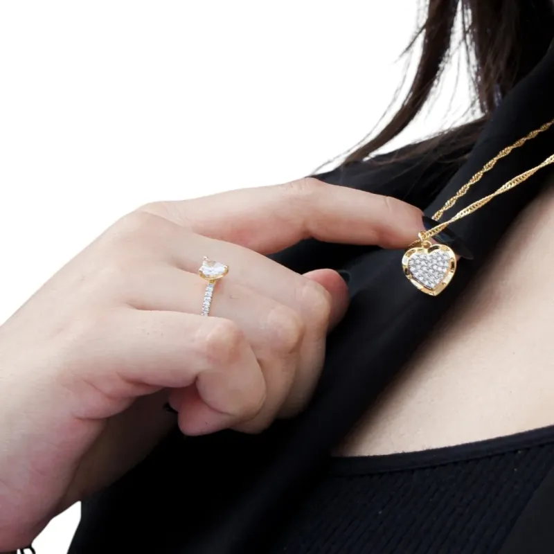 ANEL SOLITÁRIO COM MICRO ZIRCONIA CRISTAL E PEDRA CENTRAL CORAÇÃO CRISTAL Nº16 - BANHADO A OURO 18K ANEL SOLITÁRIO COM MICRO ZIRCONIA CRISTAL E PEDRA CENTRAL CORAÇÃO CRISTAL Nº16 - BANHADO A OURO 18K