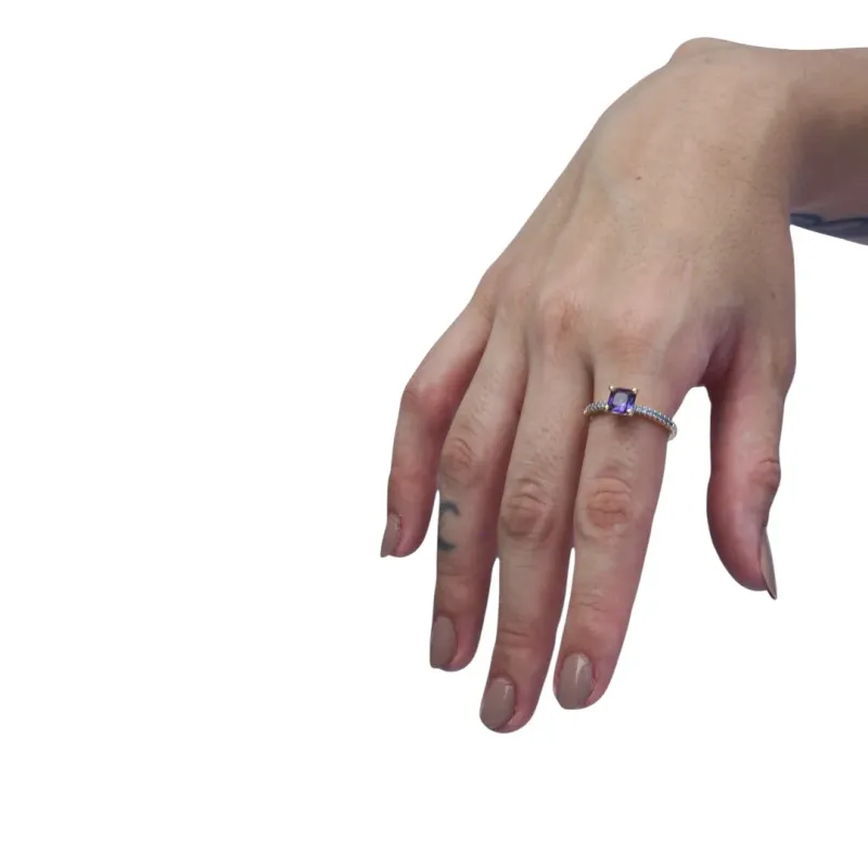 ANEL SOLITÁRIO COM MICRO ZIRCONIA CRISTAL E PEDRA CENTRAL QUADRADA ROXA Nº19 - BANHADO A OURO 18K ANEL SOLITÁRIO COM MICRO ZIRCONIA CRISTAL E PEDRA CENTRAL QUADRADA ROXA Nº19 - BANHADO A OURO 18K