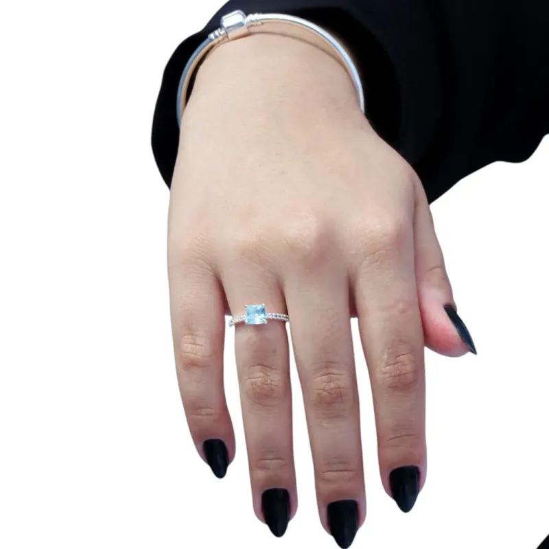 ANEL SOLITÁRIO COM MICRO ZIRCONIA CRISTAL E PEDRA CENTRAL QUADRADA VERDE AGUA Nº13 - BANHADO A PRATA 925 ANEL SOLITÁRIO COM MICRO ZIRCONIA CRISTAL E PEDRA CENTRAL QUADRADA VERDE AGUA Nº13 - BANHADO A PRATA 925