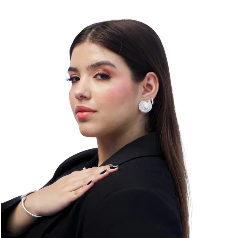 BRINCO FLOR GRANDE COM MICRO ZIRCONIA CRISTAL E PÉROLA CENTRAL- BANHADO A PRATA 925 BRINCO FLOR GRANDE COM MICRO ZIRCONIA CRISTAL E PÉROLA CENTRAL- BANHADO A PRATA 925