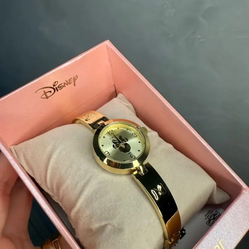 RELOGIO CONDOR FEMININO LINHA DISNEY DOURADO PULSEIRA REGIDA COM LAÇO E COM FUNDO MINNIE C02035NOE/5X - COR AÇO PRATA RELOGIO CONDOR FEMININO LINHA DISNEY DOURADO PULSEIRA REGIDA COM LAÇO E COM FUNDO MINNIE C02035NOE/5X - COR AÇO PRATA