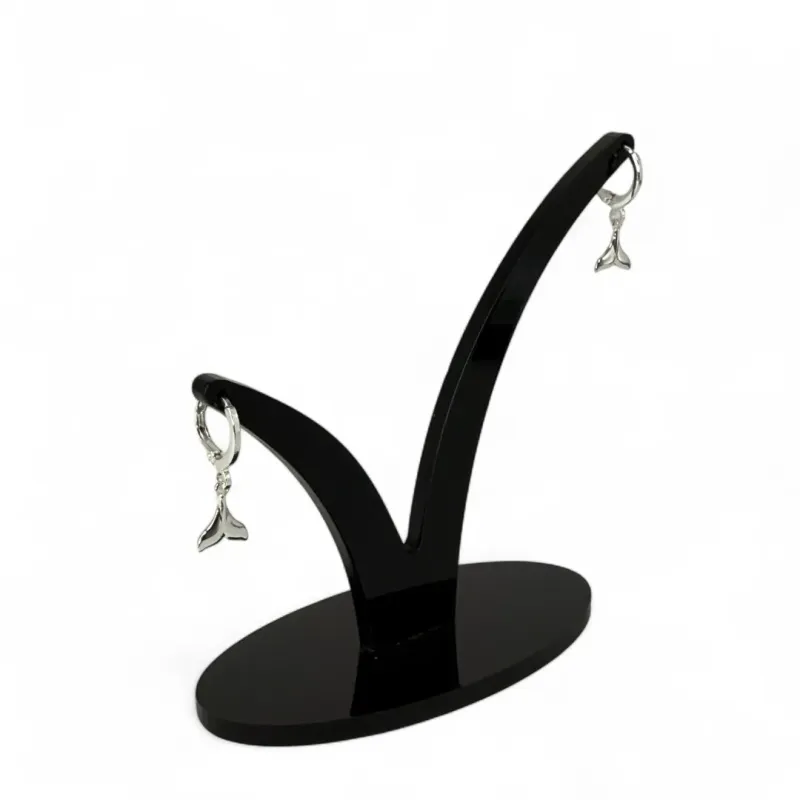 BRINCO ARGOLA COM PENDURICALHO RABO DE BALEIA LISO - BANHADO A PRATA 925 BRINCO ARGOLA COM PENDURICALHO RABO DE BALEIA LISO - BANHADO A PRATA 925