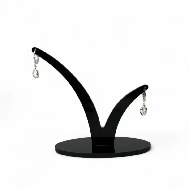 BRINCO ARGOLA COM PENDURICALHO BUZIOS LISA - BANHADO A PRATA 925 BRINCO ARGOLA COM PENDURICALHO BUZIOS LISA - BANHADO A PRATA 925