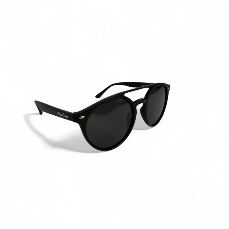 ÓCULOS DE SOL REDONDO LENTE PRETA ARMAÇÃO PRETA FOSCA COM DETALHE ACIMA COM PROTEÇÃO UV 400 - MARCA PROPRIA ÓCULOS DE SOL REDONDO LENTE PRETA ARMAÇÃO PRETA FOSCA COM DETALHE ACIMA COM PROTEÇÃO UV 400 - MARCA PROPRIA
