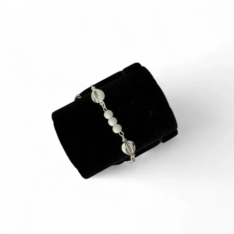 TORNOZELEIRA ELO GRUMET BUZIOS COM BOLINHAS BRANCAS E EXTENSOR - BANHADO A PRATA 925 TORNOZELEIRA ELO GRUMET BUZIOS COM BOLINHAS BRANCAS E EXTENSOR - BANHADO A PRATA 925