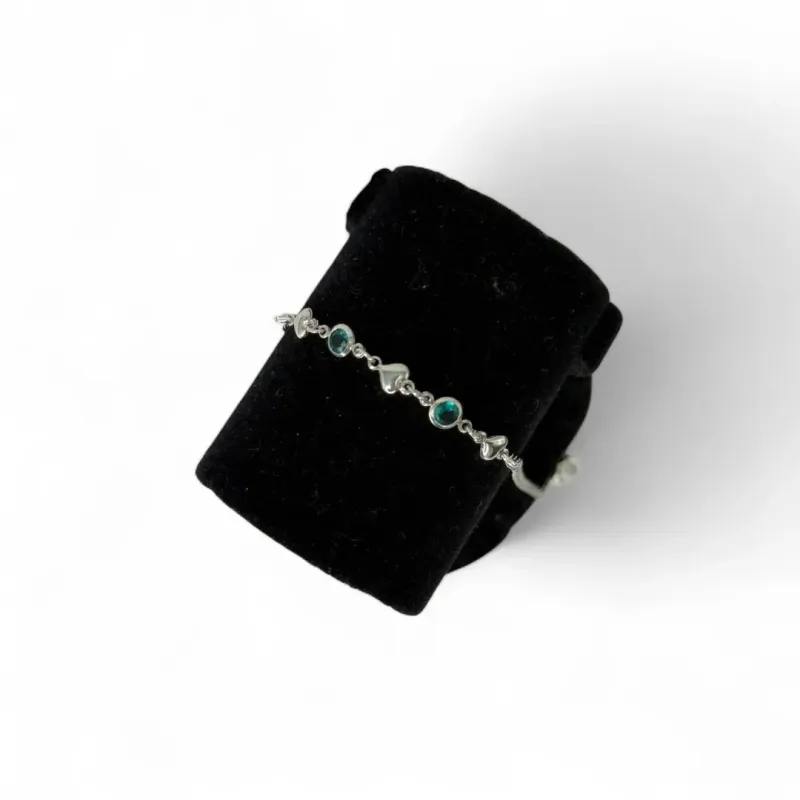 TORNOZELEIRA ELO GRUMET FINO COM ZIRCONIA VERDE E CORAÇÃO CHEIO- BANHADO A RODIO BRANCO TORNOZELEIRA ELO GRUMET FINO COM ZIRCONIA VERDE E CORAÇÃO CHEIO- BANHADO A RODIO BRANCO