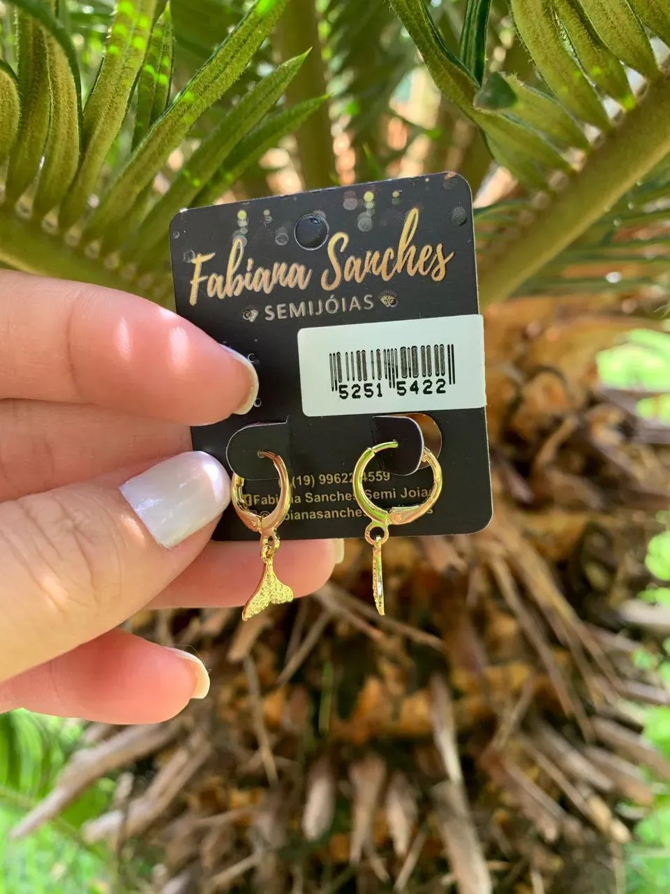 BRINCO ARGOLA RABO DE SEREIA COM DETALHES PENDURADO SIMPLES PEQUENO- BANHADO A OURO 18K